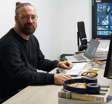 Prof. Dr. Manuel Burghardt am Computer.